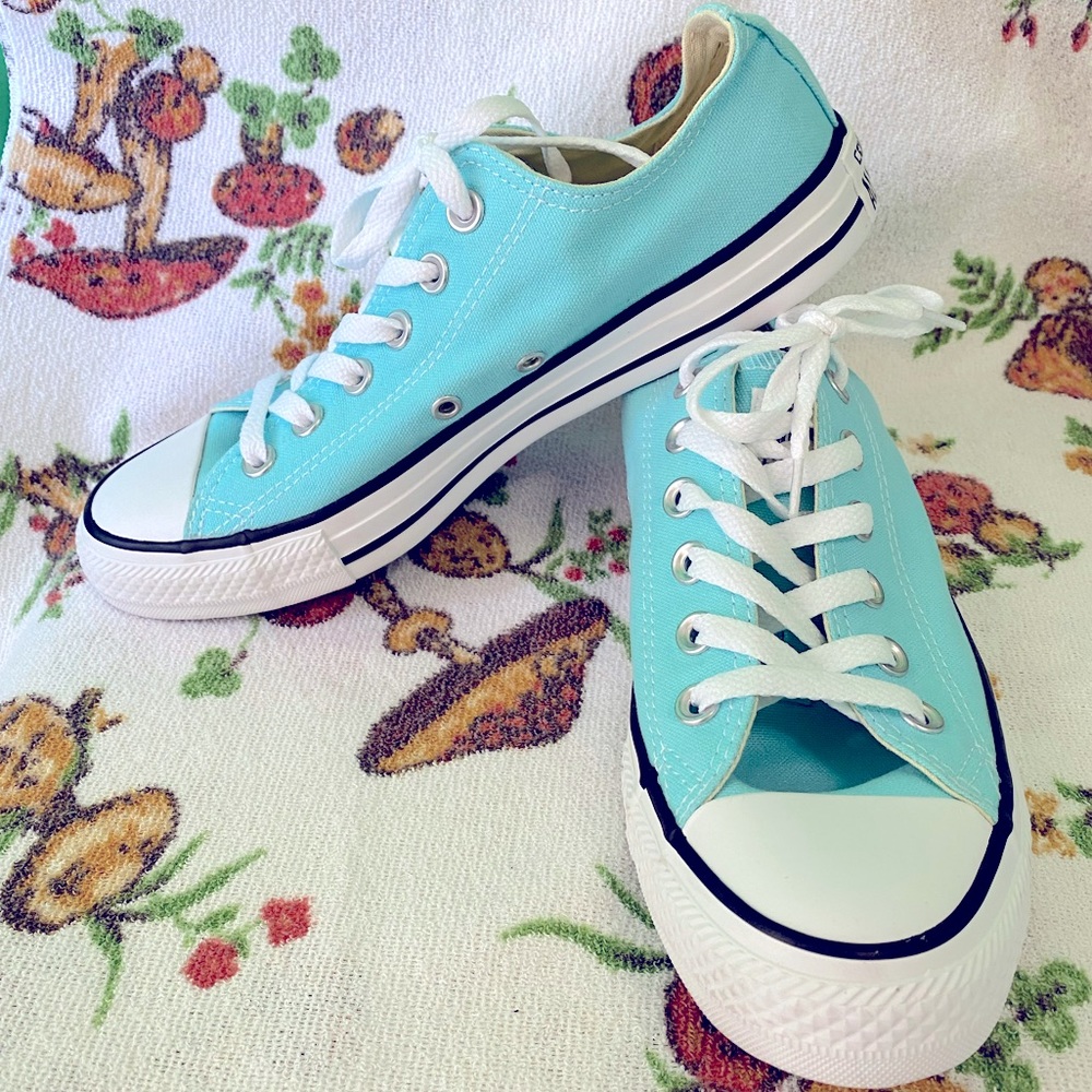 Converse women’s 8 Electric Aqua NEW!